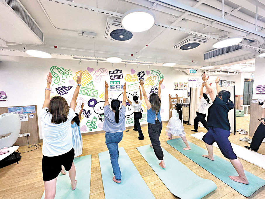 ●筲箕灣社區客廳早前舉行親子瑜伽活動，促進親子關係，增強身心健康。 筲箕灣社區客廳Fb圖片