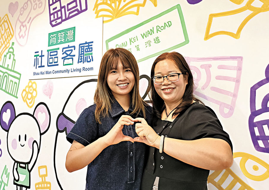 ●左起：阿晴、秀儀，她們均認為社區客廳體現特區政府對基層需求的關注。 香港文匯報記者張茗  攝