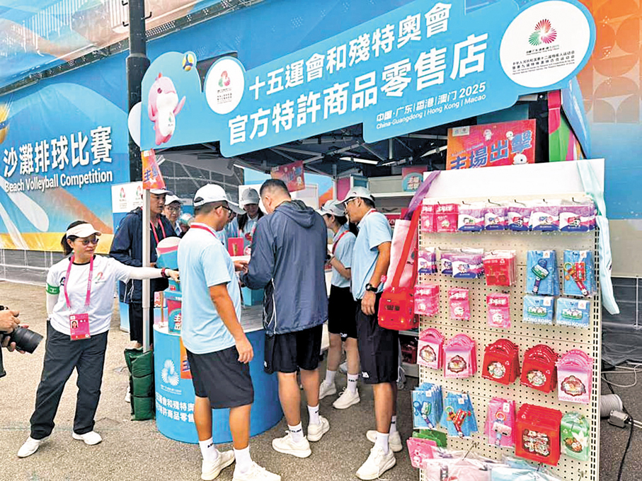 ●觀眾在特許商品零售店購買紀念品。 香港文匯報記者郭正謙 攝