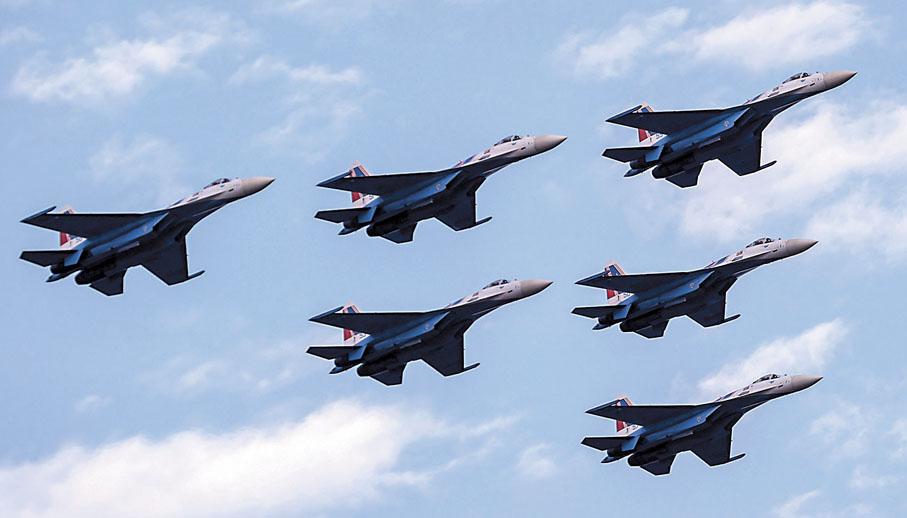 ●10月31日，2025南昌飛行大會暨航空產業博覽會開幕。圖為當日，俄羅斯「勇士」飛行表演隊在進行飛行表演。 中新社