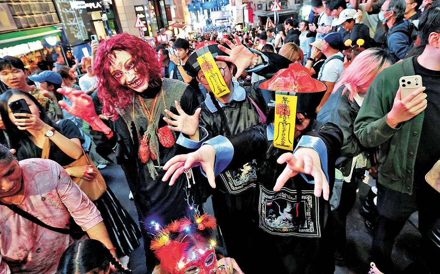 ●香港昨日有大批市民及旅客，在萬聖節以各種鬼怪和動漫角色等造型，到中環蘭桂坊慶祝。 