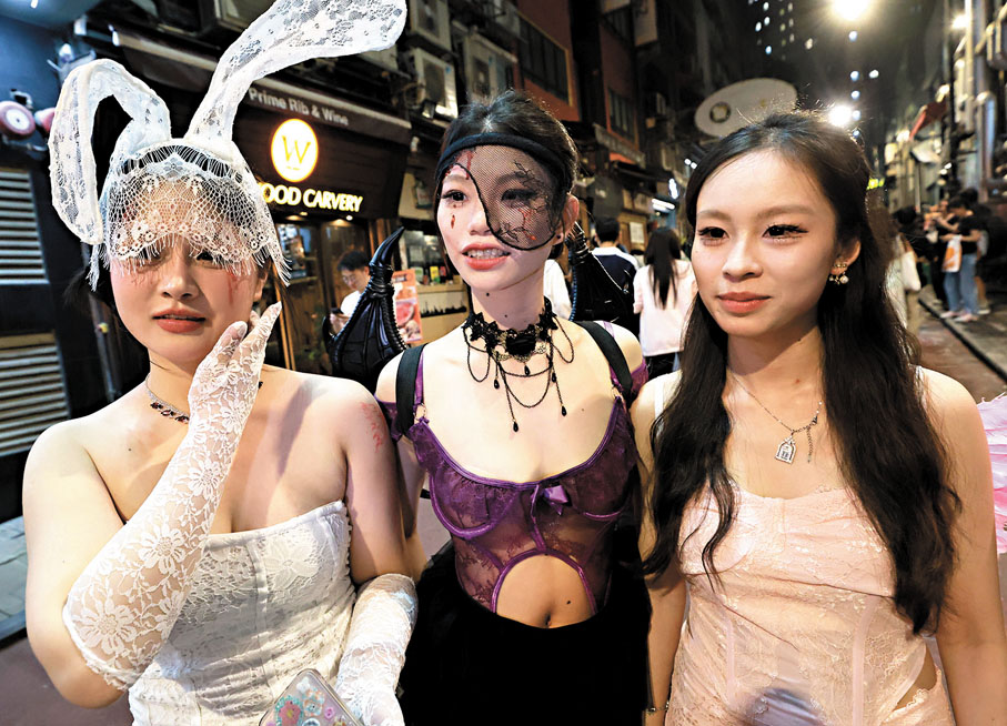 ●江門旅客鄧小姐（中）與朋友到蘭桂坊感受節日氣氛。