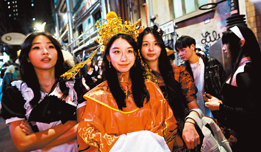 ●扮成財神的張小姐（中）。