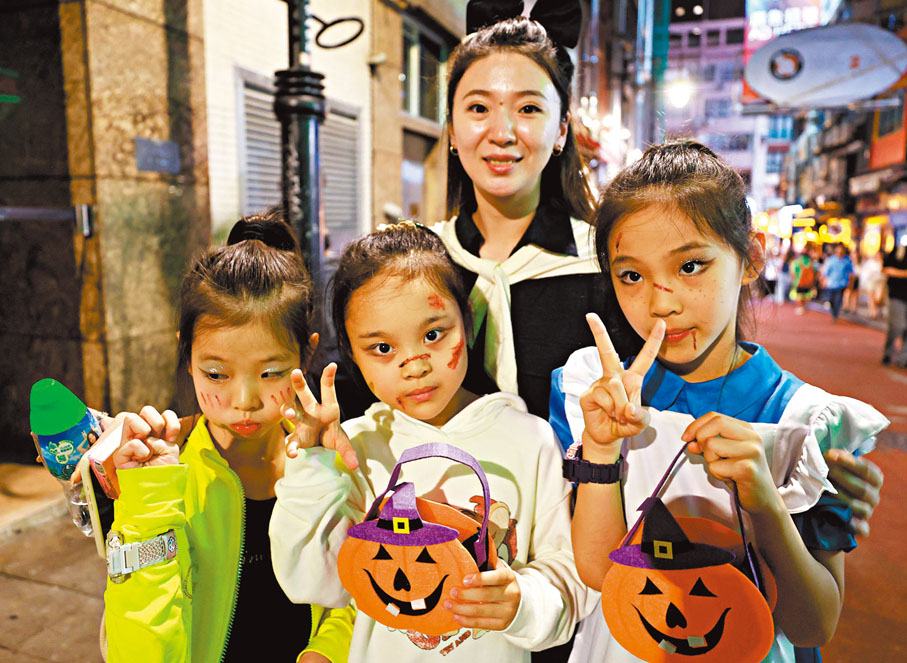 ●袁小姐（後）與女兒（前右）。