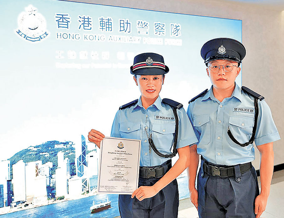 ●郭倩明（左）獲得銀笛獎、全期最佳學術獎第一名。右為正職是中學助理校長的冼嘉豪。 香港文匯報記者黃宇威  攝