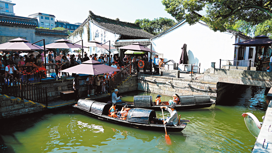 ●浙江紹興立法保護和利用名人文化資源。圖為在浙江紹興魯迅故里景區內，遊客乘坐烏篷船。 資料圖片