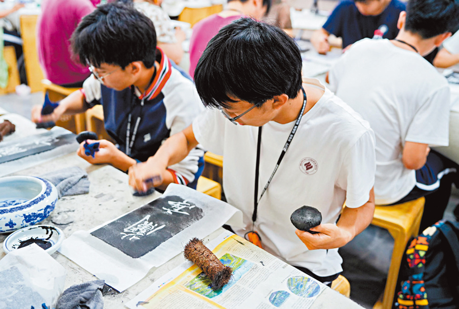 ●研學團的學生在紹興蘭亭體驗拓印。香港文匯報杭州傳真