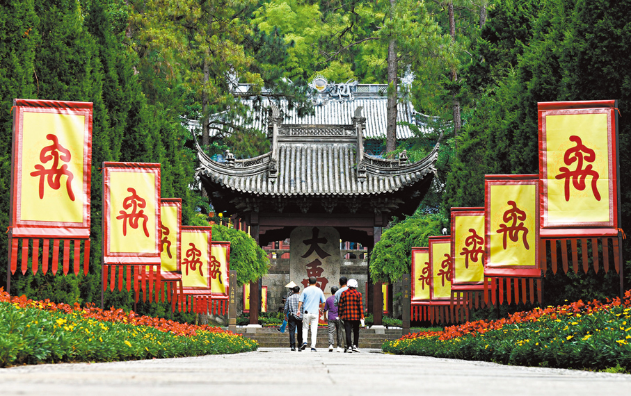 ●早前在浙江紹興，遊客進入大禹陵參觀。資料圖片