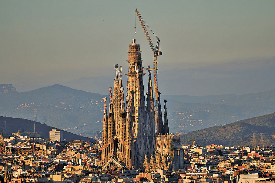 ●聖家堂中央塔樓的一部分已被吊裝到位。 美聯社