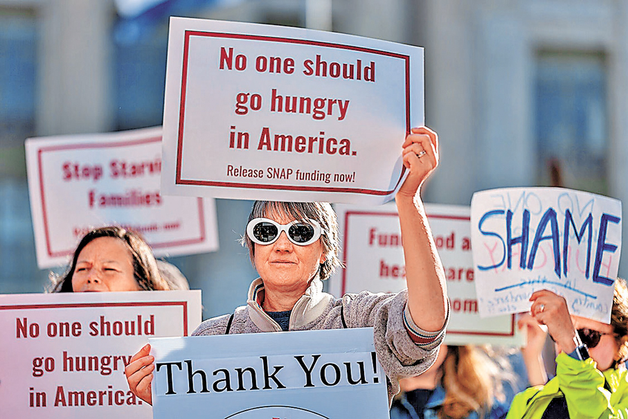 ●美國華盛頓民眾抗議聯邦政府長期停擺，影響基層食物援助。 彭博社