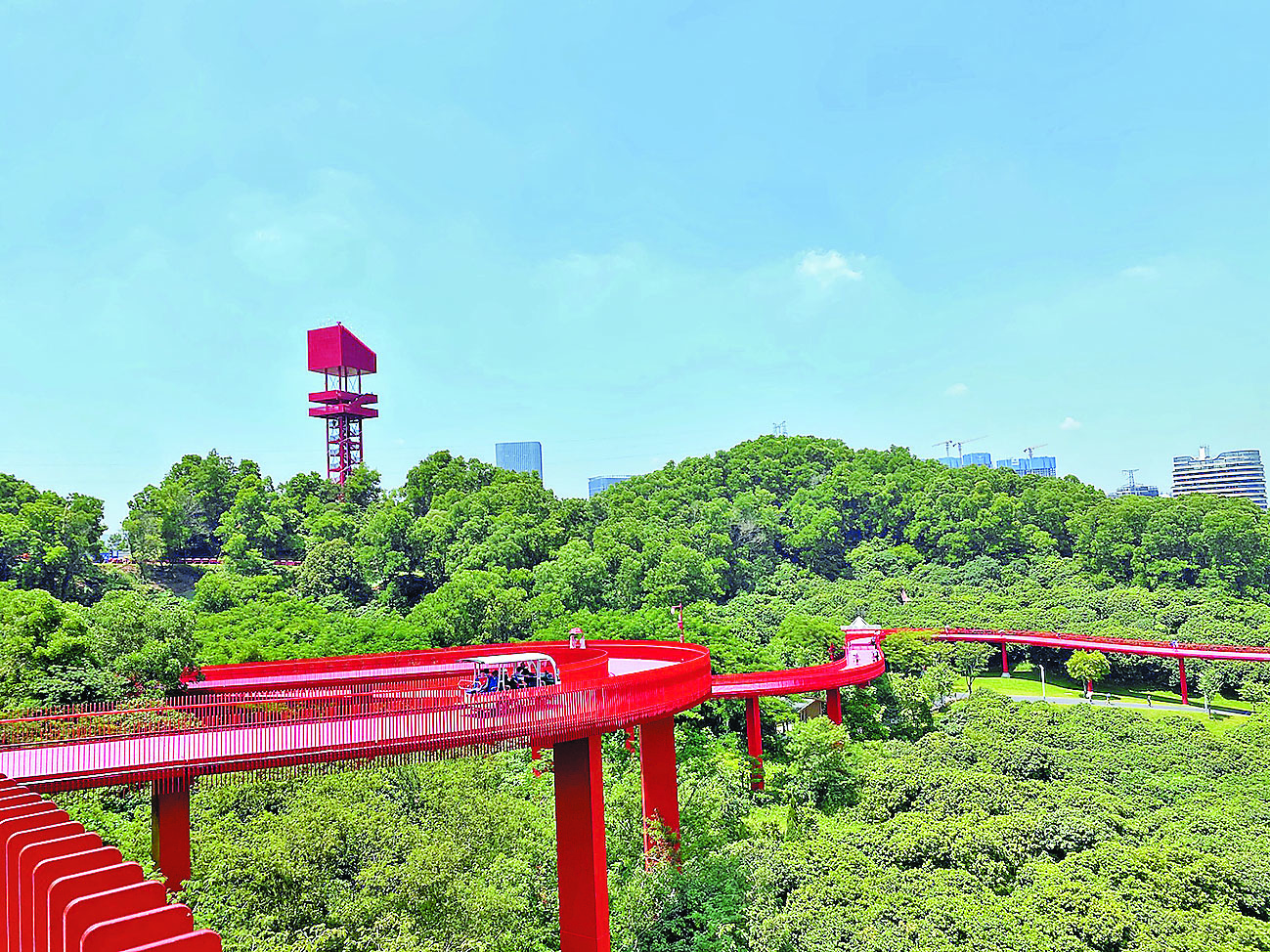 ●光明虹橋公園的「紅色飄帶」步道，是深圳網紅打卡地。