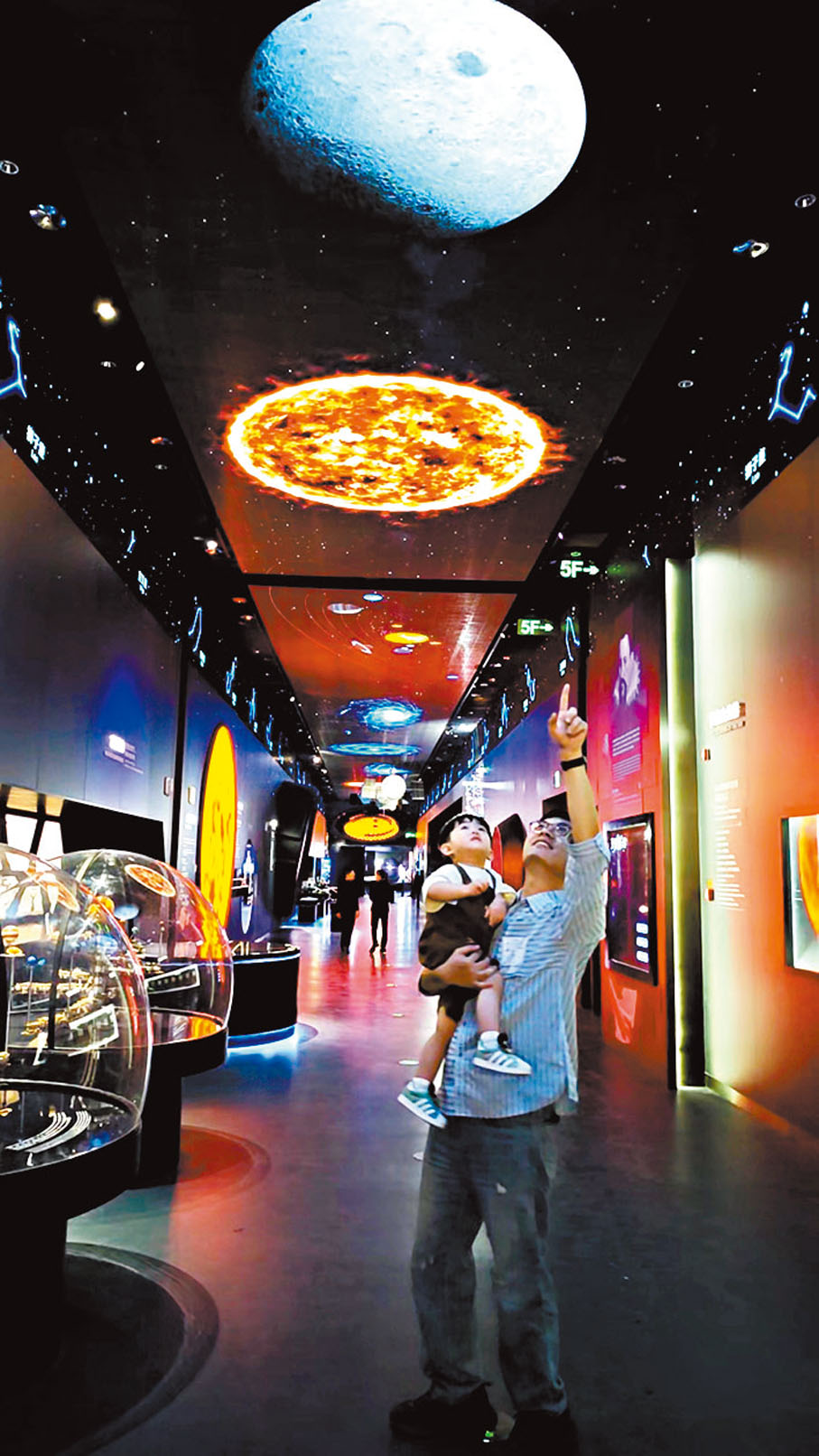 ●深圳科學技術館內，小朋友可以領略宇宙的奧妙。
