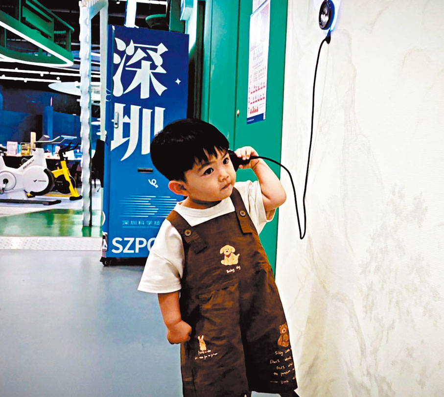 ●小朋友在遊玩中學習科學知識。