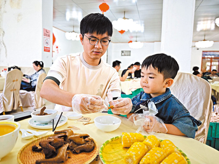 ●招待所裏的「光明三寶」，也是小朋友喜歡的美食之一。