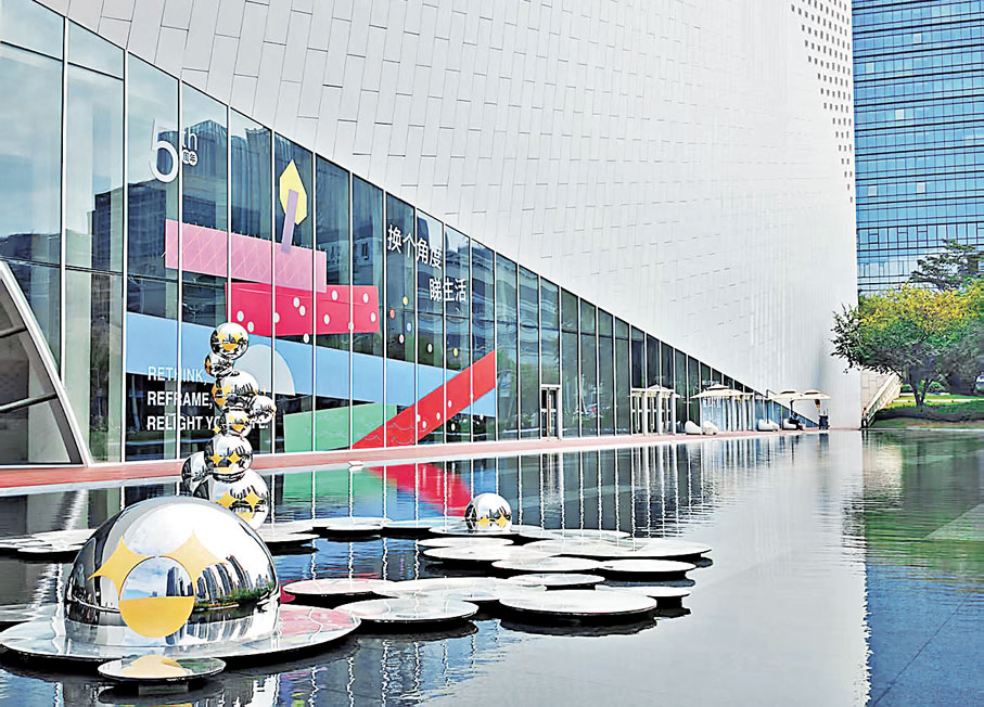 ● 戶外水池與建築光影交織成天然「天空之鏡」。