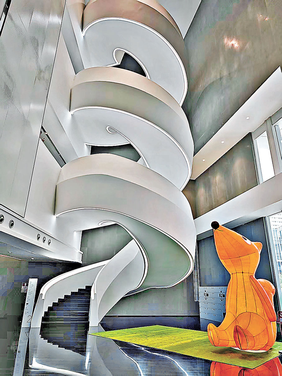 ● 美術館「黑白旋梯」