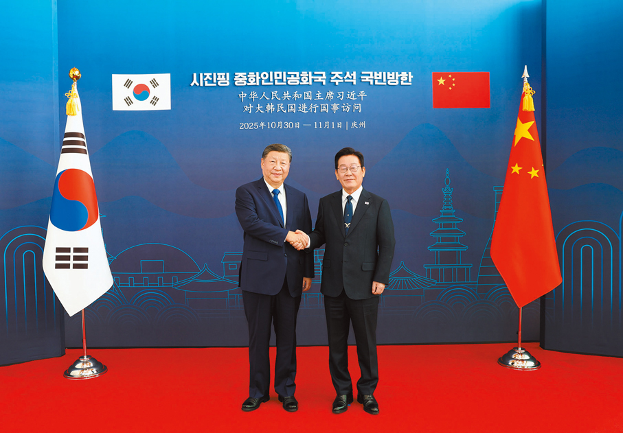 ●當地時間11月1日下午，韓國總統李在明同中國國家主席習近平在慶州博物館舉行會談。這是兩國元首握手合影。 新華社