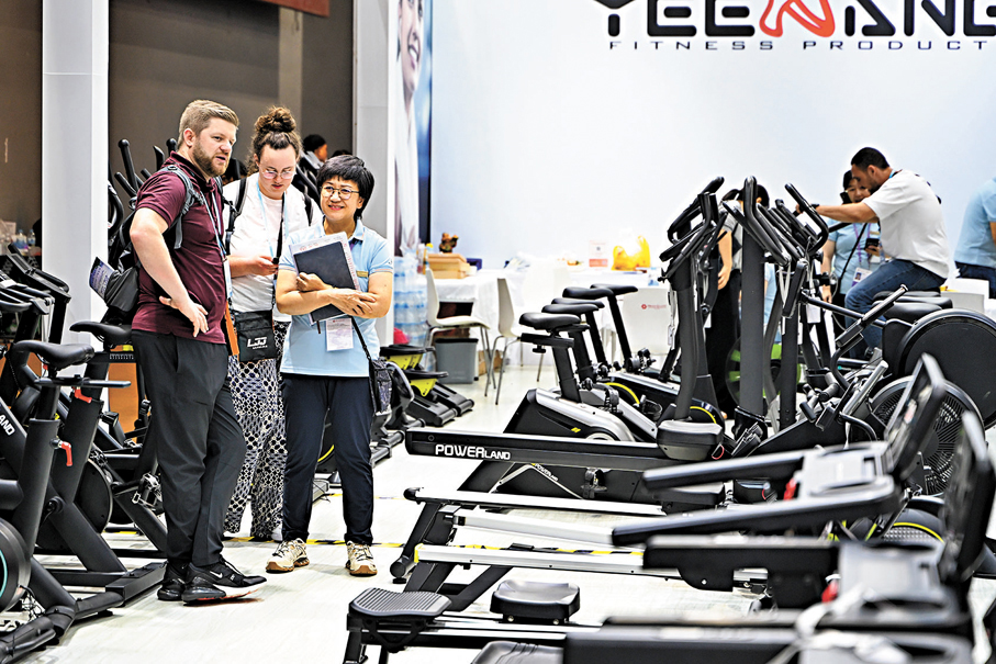 ●11月1日，第138屆廣交會第三期繼續在廣州舉辦。圖為境外採購商正與中國體育用品企業參展商洽談。 中新社