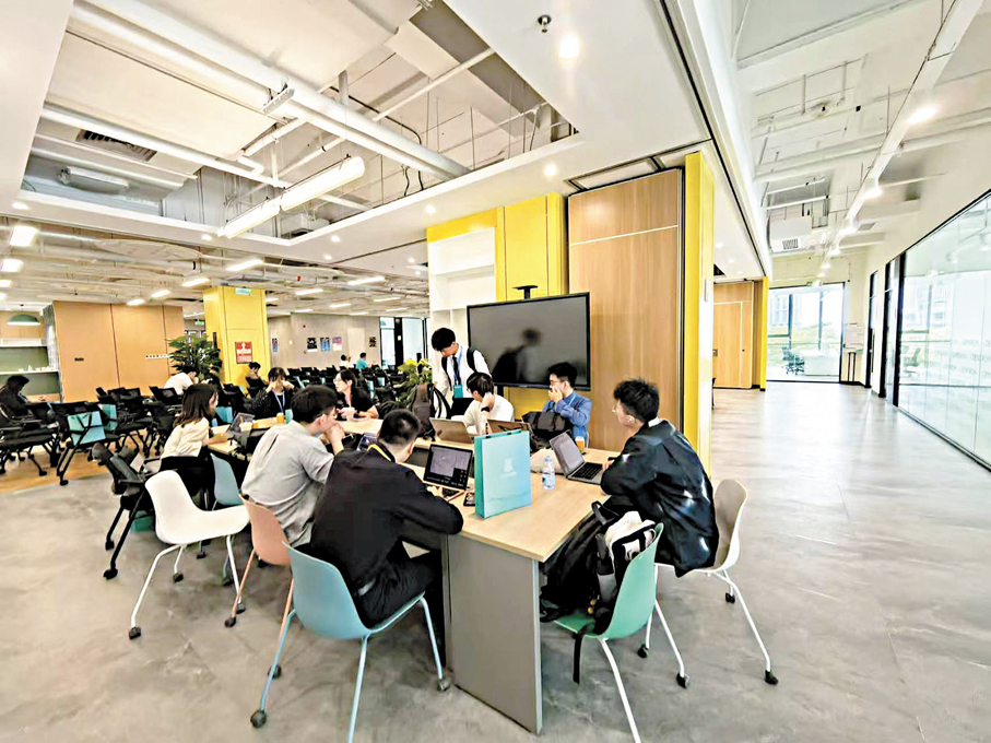 ●鄭永年認為，粵港澳大灣區完全有信心在「十五五」期間打造成為世界上最大的區域經濟中心。圖為香港大學青年科創學院。 資料圖片