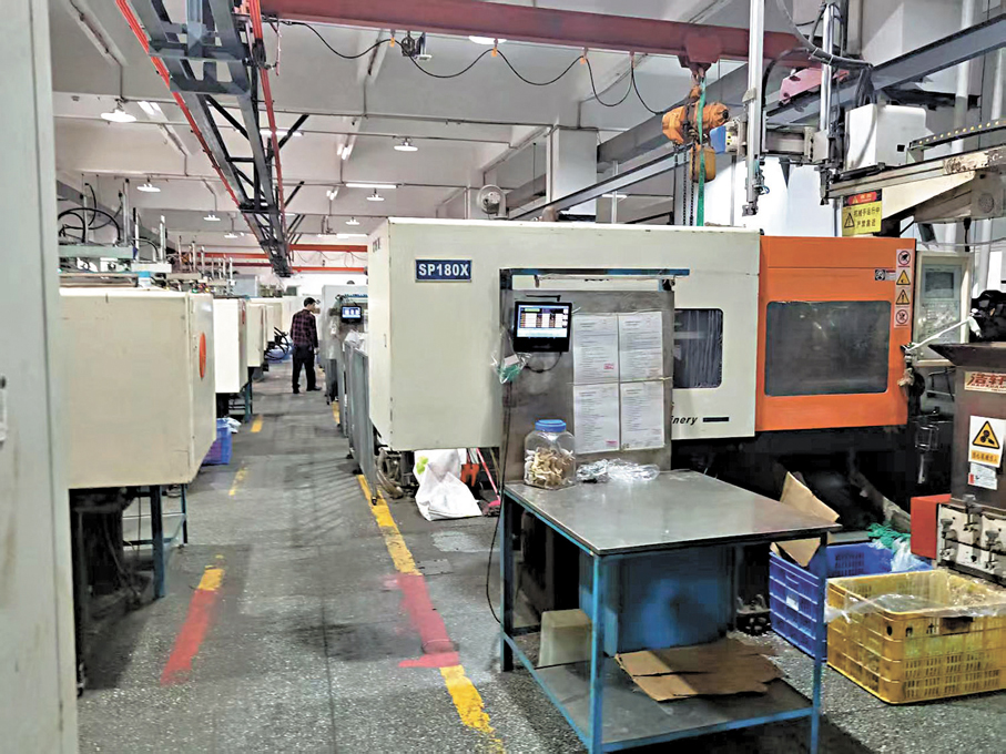 ●大灣區供應鏈、產業鏈非常完善。圖為東莞港企成興塑膠製品自動化生產線。 香港文匯報記者李昌鴻  攝