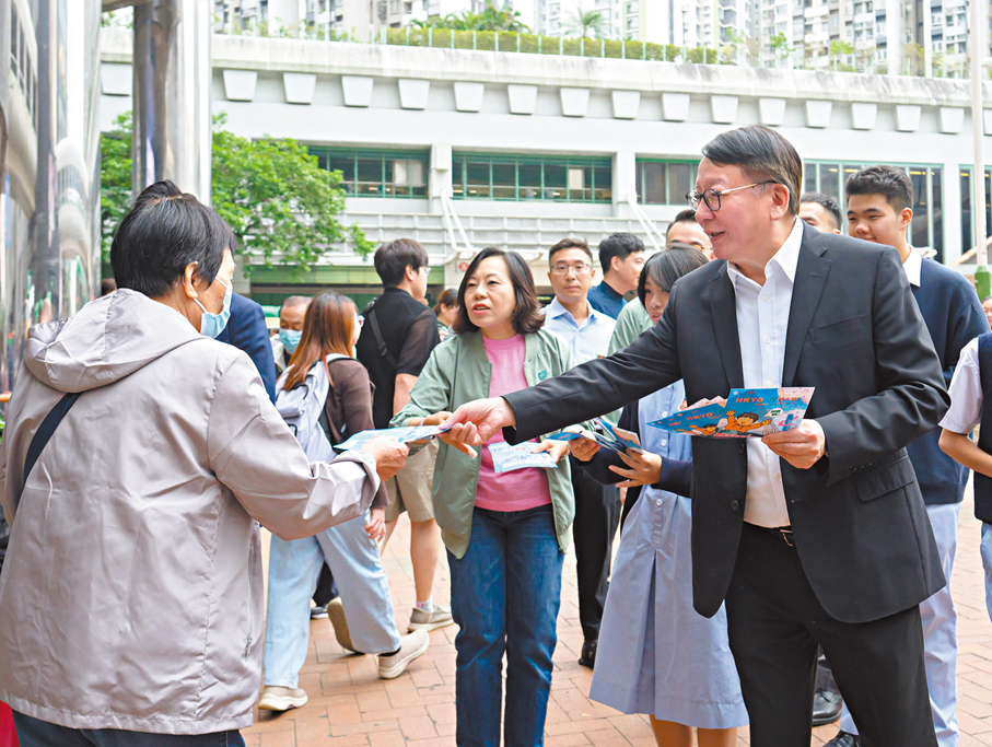●陳國基（右）及麥美娟（中）在葵芳港鐵站外的宣傳街站向市民派發宣傳單張，呼籲選民於12月7日踴躍投票。