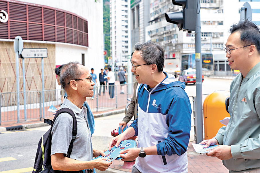 ●林定國昨到太古康怡廣場附近呼籲市民踴躍投票，選出真正代表自己的議員。 林定國Fb圖片