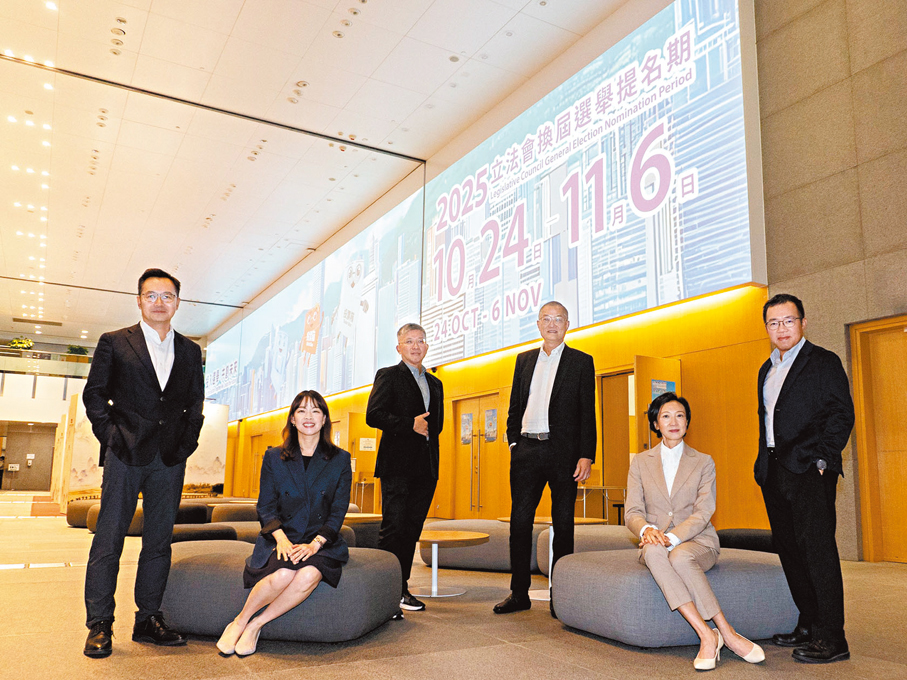 ●盧寵茂（右三）、范婉雯（右二）、陳松青（左三）及3位副秘書長日前在社交媒體呼籲市民投票。 醫務衞生局Fb圖片