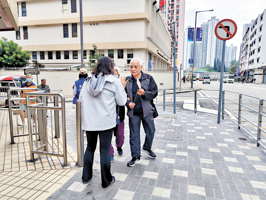 ●鄧雯蕙向區內街坊派發有關基孔肯雅熱的宣傳單張。 受訪者供圖