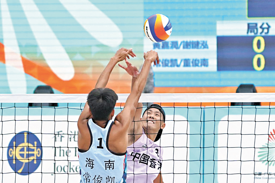 ●謝鍵泓（右）嘗試扣殺，力圖得分。