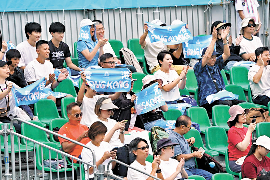 ●現場不少觀眾為「謝黃配」吶喊助威。
