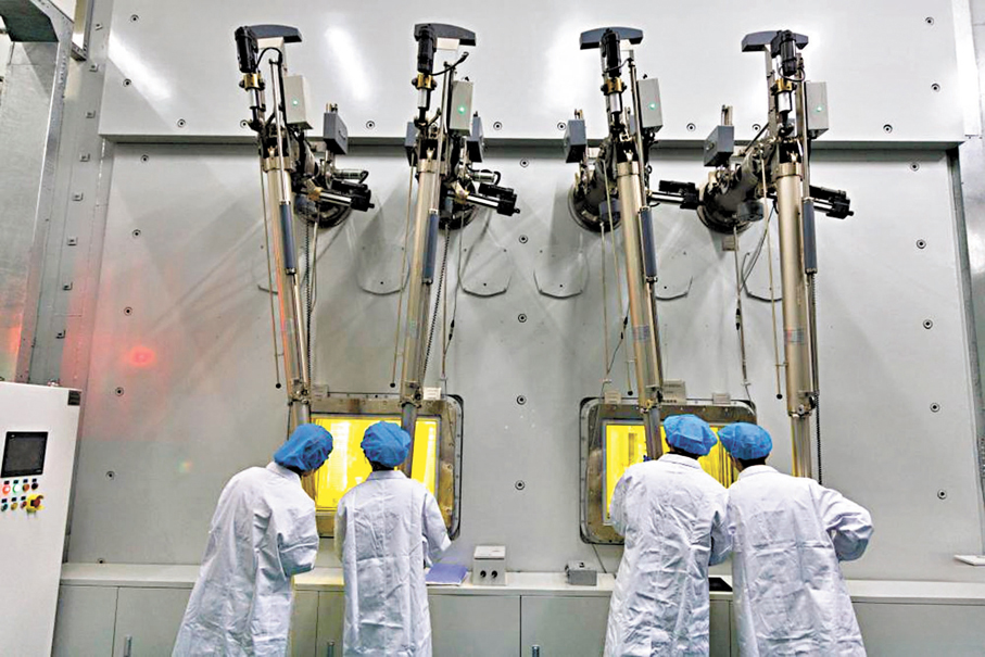 ●10月24日，科研人員在2兆瓦液態燃料釷基熔鹽實驗堆廠房，用機械手分析燃料鹽樣品。