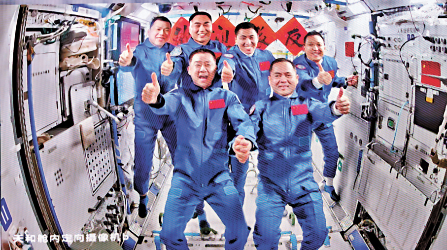 ●神舟二十號航天員乘組和神舟二十一號航天員乘組會師後拍攝「全家福」。 新華社