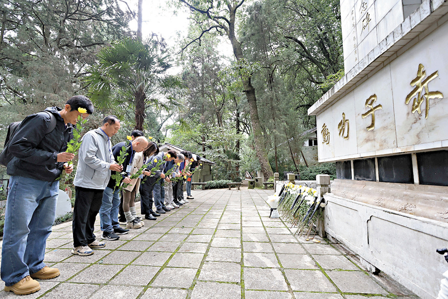 ●香港新聞聯「重走滇緬公路」媒體團在南僑機工紀念碑前獻花。 