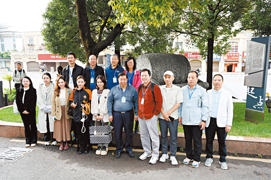 ●媒體團從滇緬公路零公里紀念碑開啟採訪行程。 