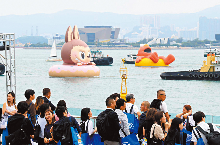 ●「維港海上大巡遊」壓軸場在維港熱鬧登場。 中通社