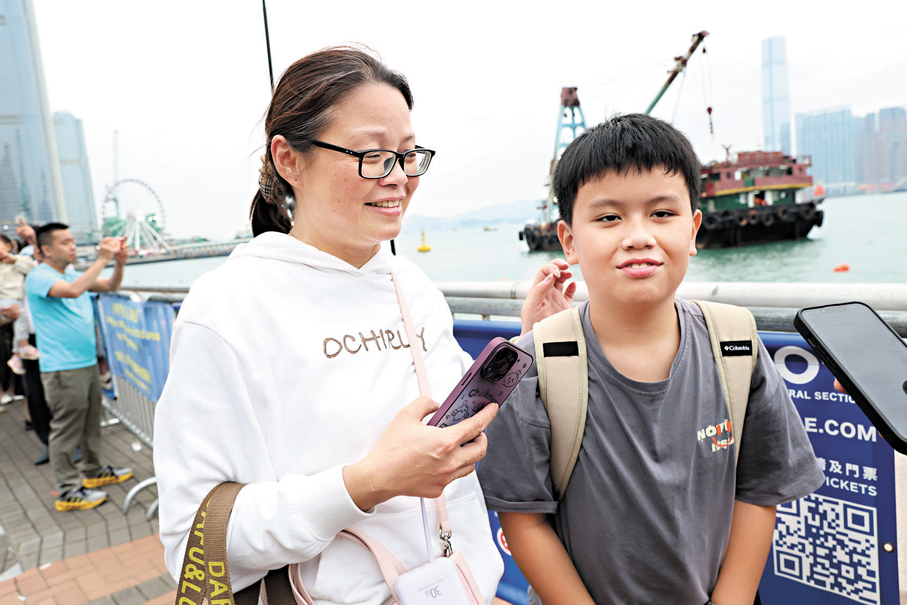 ●東莞旅客李小姐及其兒子。香港文匯報記者萬霜靈 攝