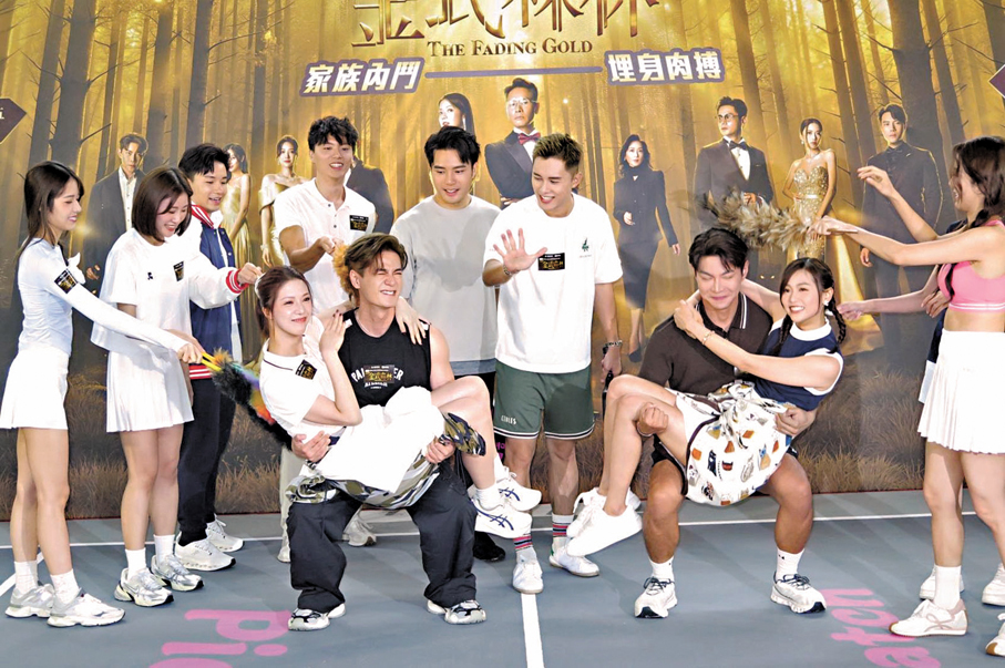 ●羅子溢與羅天宇各自公主抱起陳曉華和郭柏妍做深蹲十下。  香港文匯報記者阿祖  攝