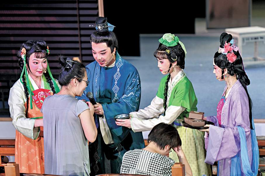 ●演員與觀眾互動。