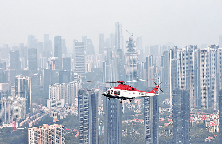 空●深圳出動直升機搭載聖火進行空中傳遞。 新華社