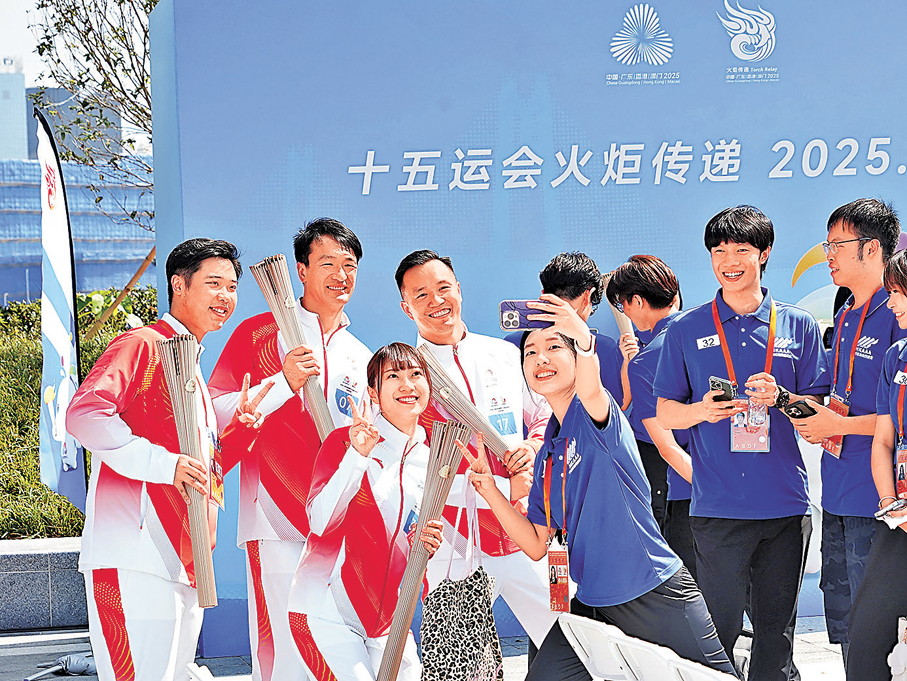 ●在香港啟德體育園中央廣場完成收火儀式後，火炬手興奮自拍。 香港文匯報記者曾興偉  攝