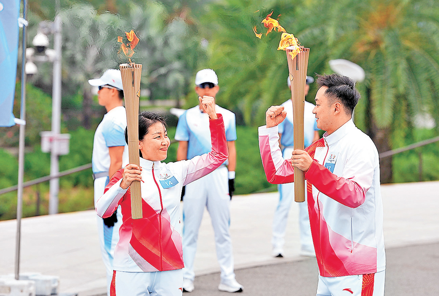 ●深圳火炬手顏寧（左）、王睜茗在火炬傳遞活動中。 新華社