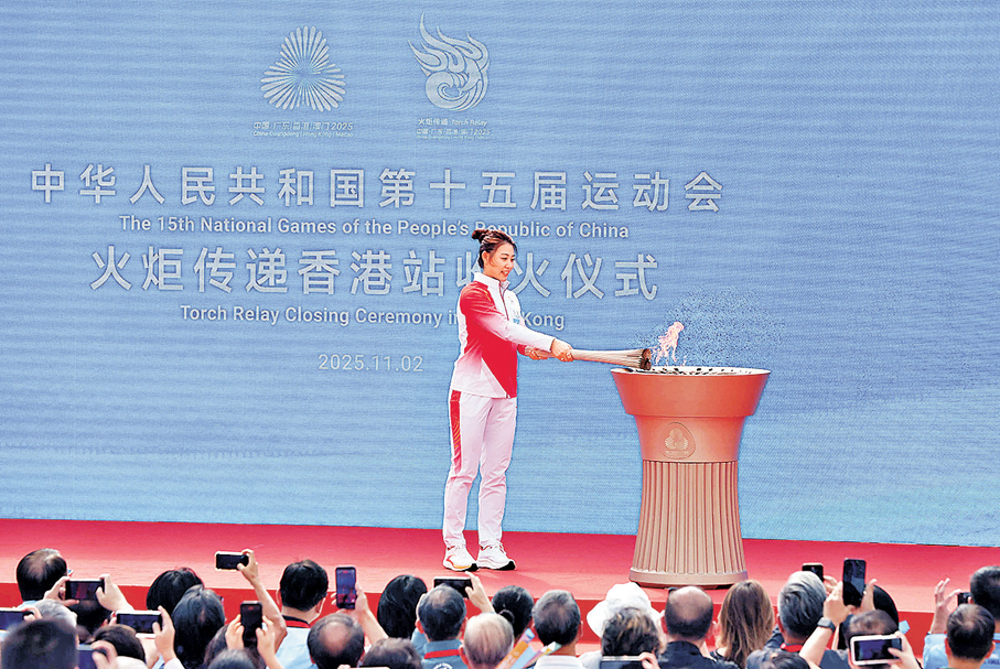 香港站火炬手  香港劍擊運動員佘繕妡：最後一棒有很大意義，代表了希望。所有運動員、所有市民，都享受我們追夢的過程。香港文匯報記者曾興偉  攝