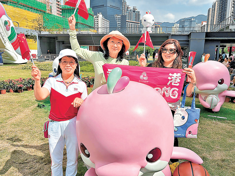 ●禤女士（中）。香港文匯報記者洪澤楷  攝