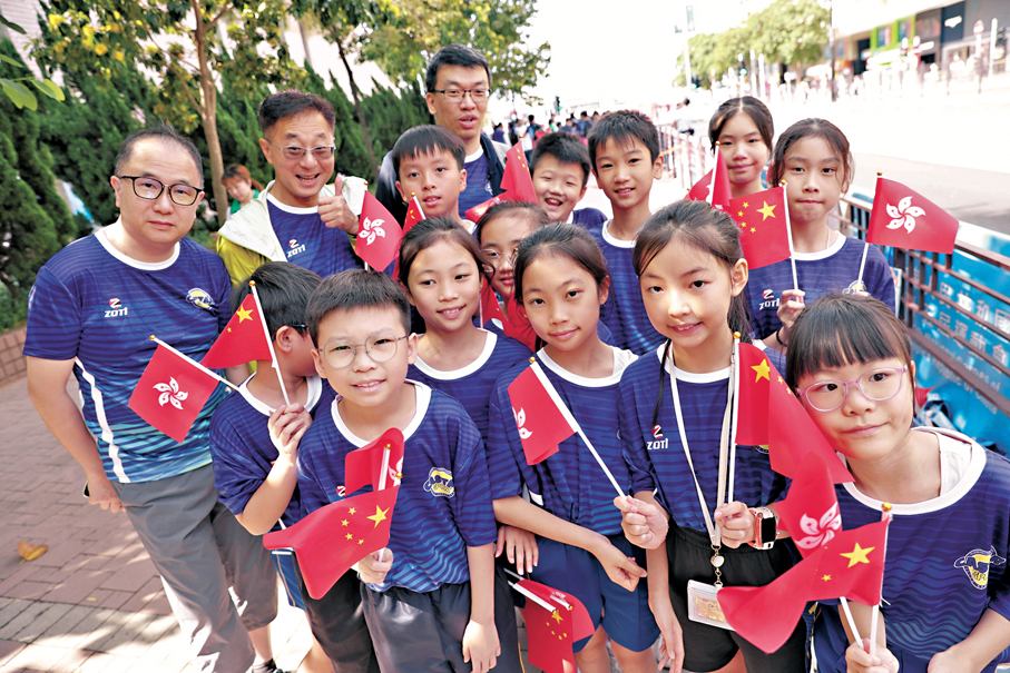 ●保良局世德小學師生專程到來為火炬手打氣。香港文匯報記者萬霜靈  攝