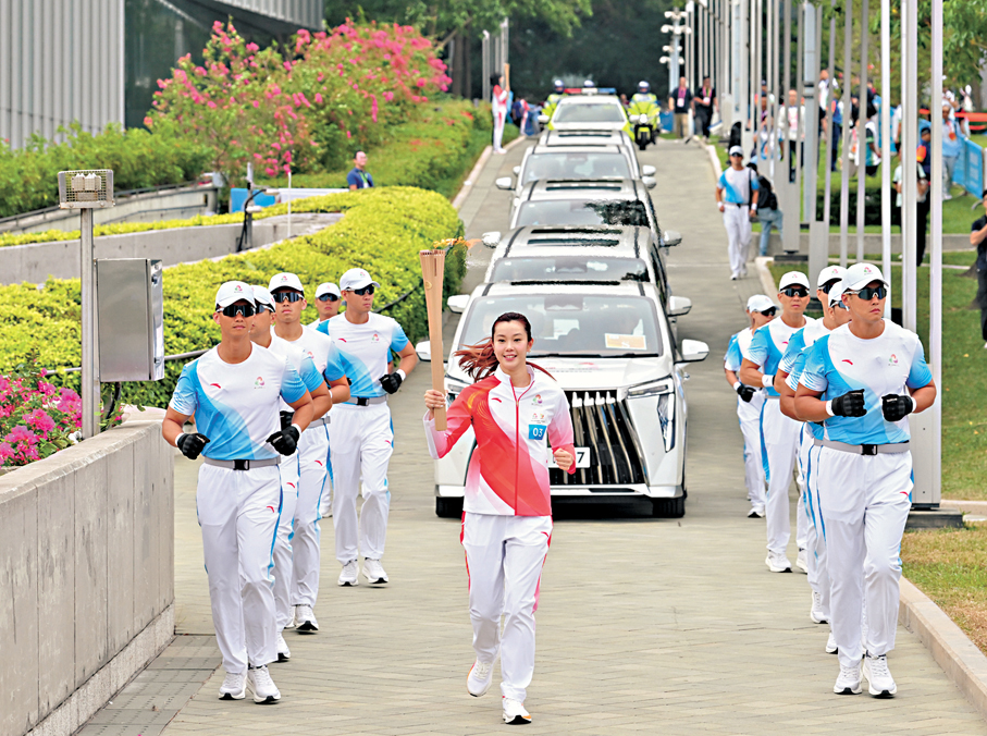 ●香港游泳代表歐鎧淳負責第三棒，從添馬公園出發傳火炬。