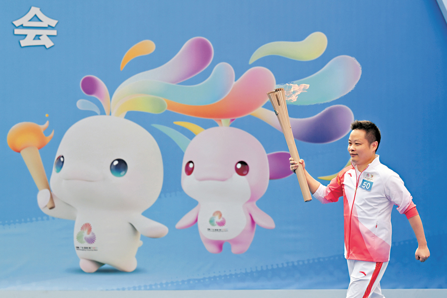 ●在火炬傳遞廣州站，第五十棒廣東小鵬汽車科技集團有限公司董事長何小鵬傳遞火炬。    中新社