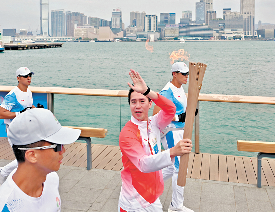 ●新地執行董事郭基煇在灣仔海濱，與到場支持的市民揮手。