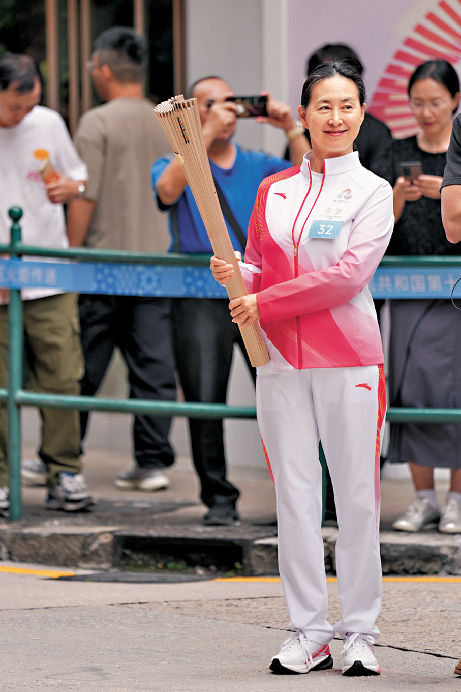 ●全運會火炬傳遞澳門站，美高梅董事長何超瓊擔任火炬手。 新華社