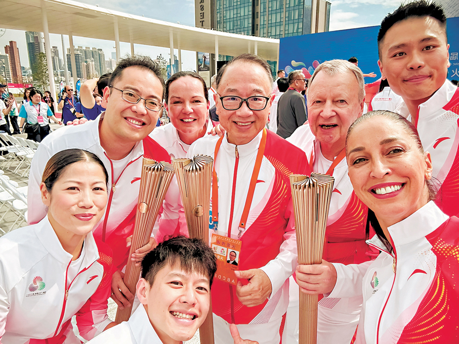 ●馬會主席廖長江（後排右三）、行政總裁應家柏（後排右二）及六位來自馬會不同部門的員工，在全運會火炬傳遞香港段終點合照。 馬會供圖