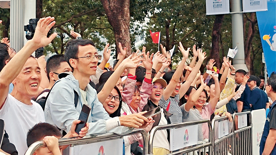 ●在深圳站前海沿線，大量觀眾一大早就蹲點為火炬手們加油。香港文匯報記者李薇  攝